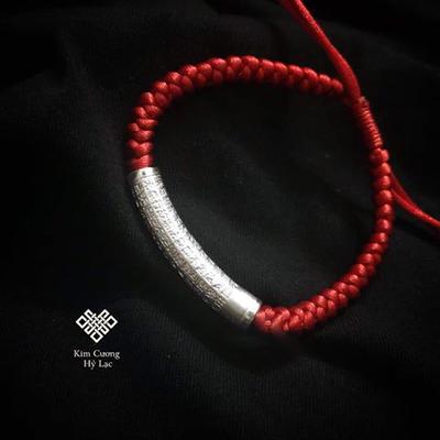 Vòng tay dây đỏ charm Omani