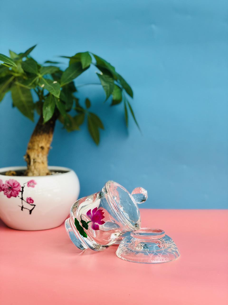 CHÉN CÚNG NƯỚC CÓ NẮP