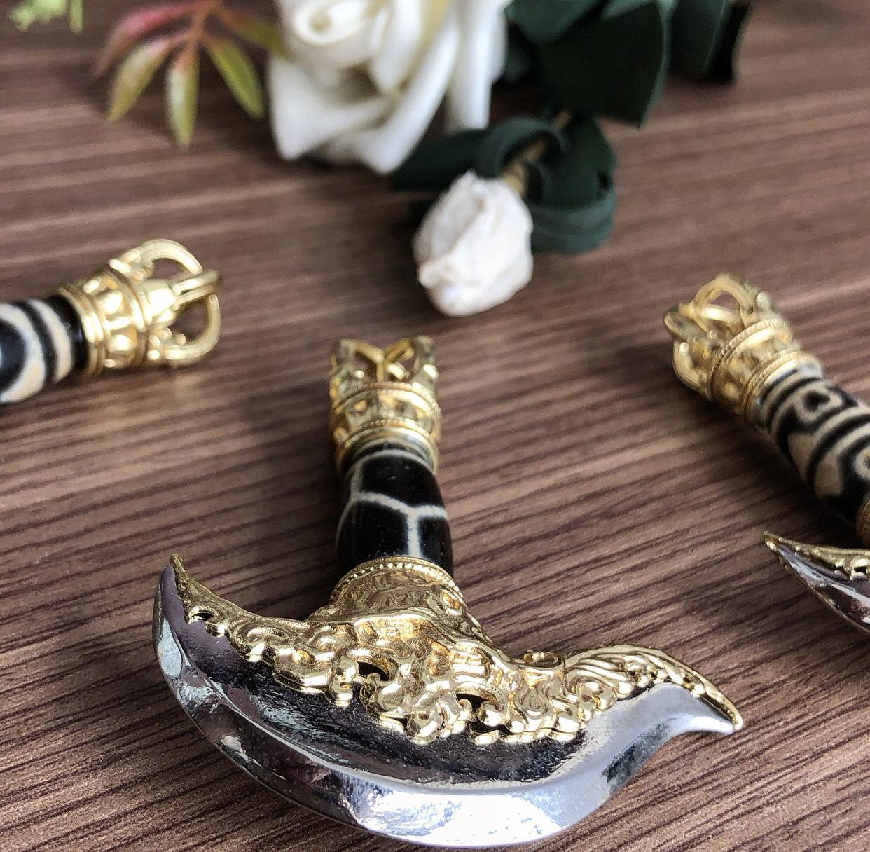 MẶT DÂY ĐEO LƯỠI RỪU DZI