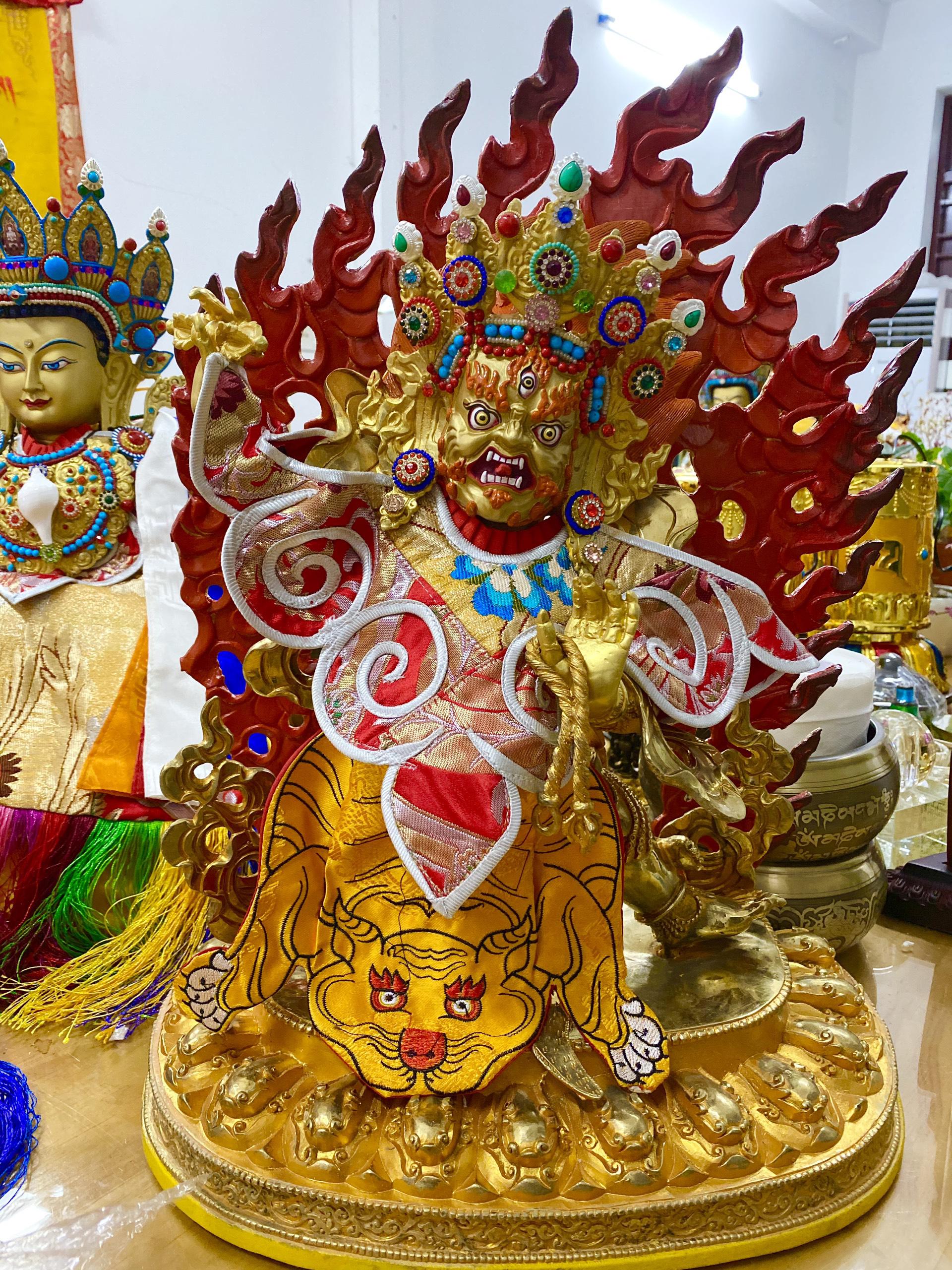 TÔNG TƯỢNG ĐỨC KIM CƯƠNG THỦ TÂY TẠNG 45CM