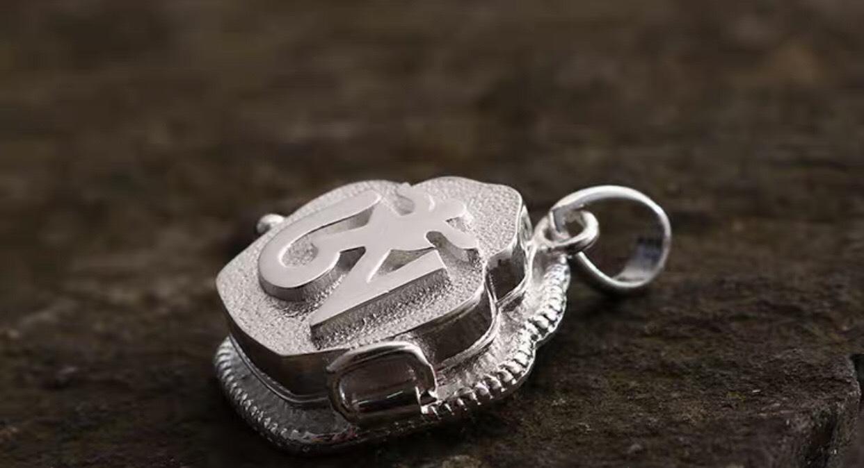 MẶT DÂY ĐEO CỔ CHỮ OM