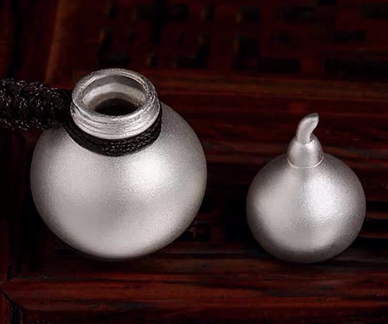 MẶT HỒ LÔ ĐỰNG XÁ LỢI ĐEO CỔ 