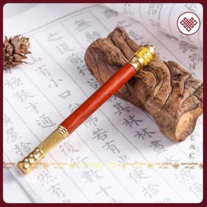 BÚT KINH LUÂN GỖ ĐÀN HƯƠNG - [KIM CƯƠNG HỶ LẠC] PHÁP KHÍ CẦM TAY MANG CHÁNH NIỆM TRÊN TỪNG NÉT CHỮ
